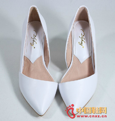 白色尖头高跟鞋 穿出优雅气质