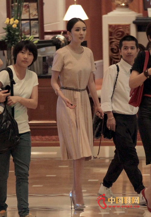 杨幂踩恨天高激瘦吓人 似鞋不合脚走路不便-星运鞋缘-中国鞋网