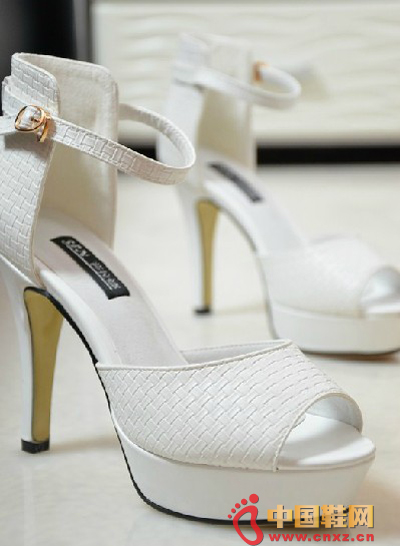 夏季清凉白色高跟鞋搭配 气场十足