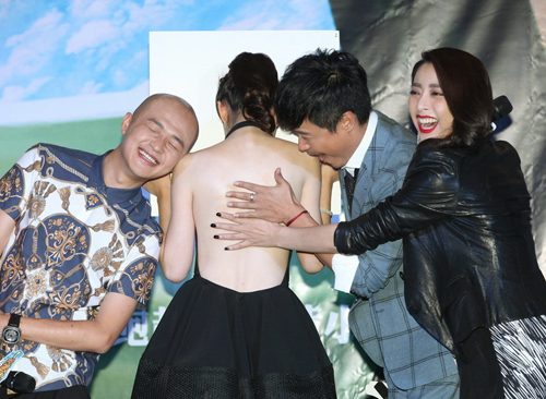 蒋梦婕露背裙搭高跟鞋亮相 陈思诚含笑表“歉意”