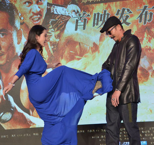 潘霜霜出席新片发布会 踩高跟鞋跌倒抢尽风头