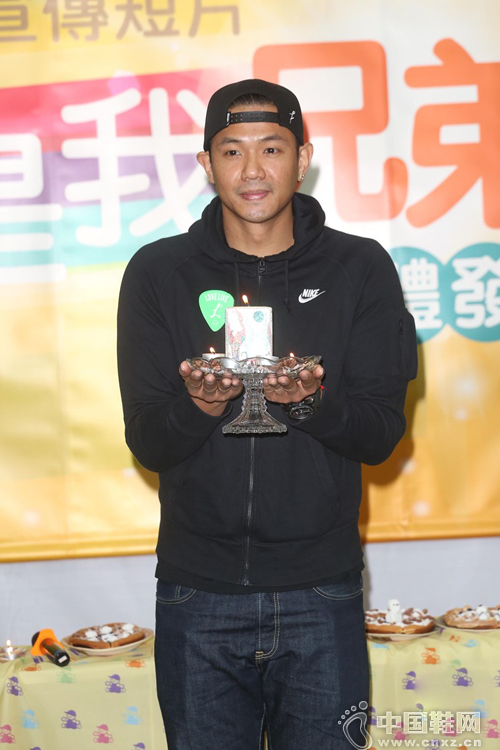 陈建州着休闲鞋服现身 欲进产房全程陪产