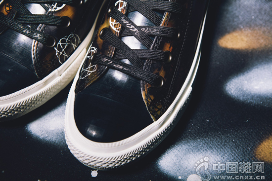 Futura x CONVERSE Chuck Taylor All Star II Ь