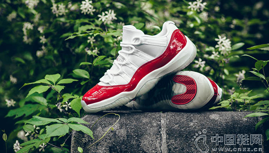 Air Jordan 11 Retro LowVarsity Redɫ