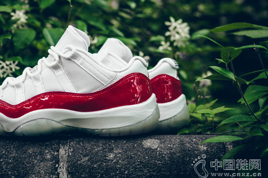 Air Jordan 11 Retro LowVarsity Redɫ