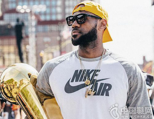 赞助商赚翻!耐克晒詹姆斯游行图_鞋业资讯_品牌动态 - 中国鞋网