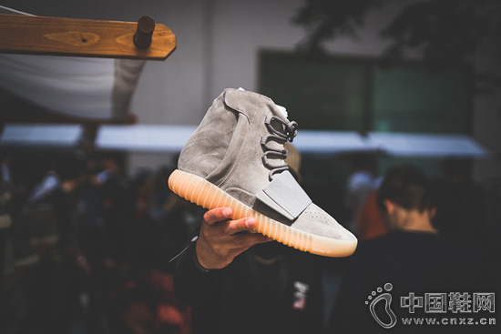 Adidas YEEZY 750 Boost Glow in the Dark