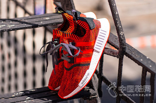 ΪףȫŦԼ SoHo 콢ĿҵAdidas Originals رеšBig AppleΪУ˫ NMD_R1 PKRed Appleɫ