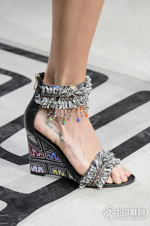 ʱװ˽һ˫Ь 㻹ڵʲô