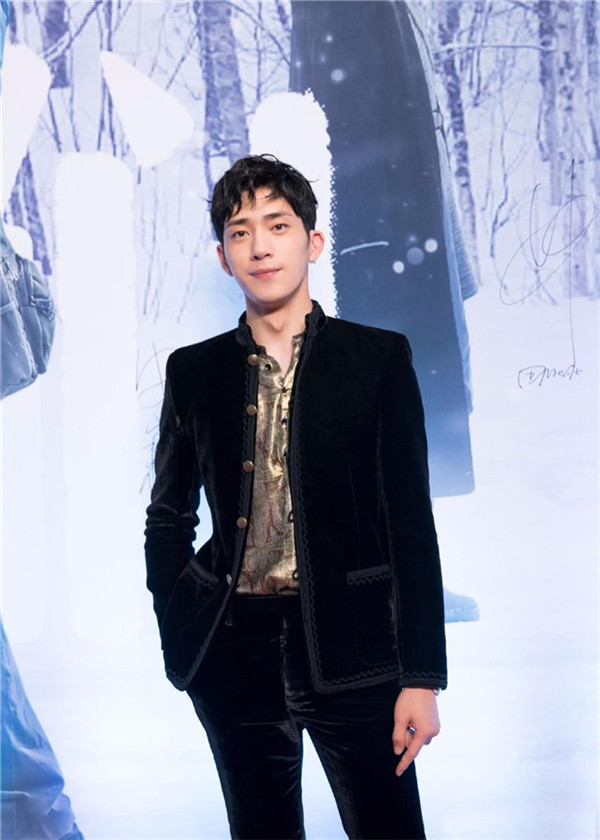 井柏然宽大衬衫牛仔短裤 清爽帅气 看到鞋子粉丝都不淡定了